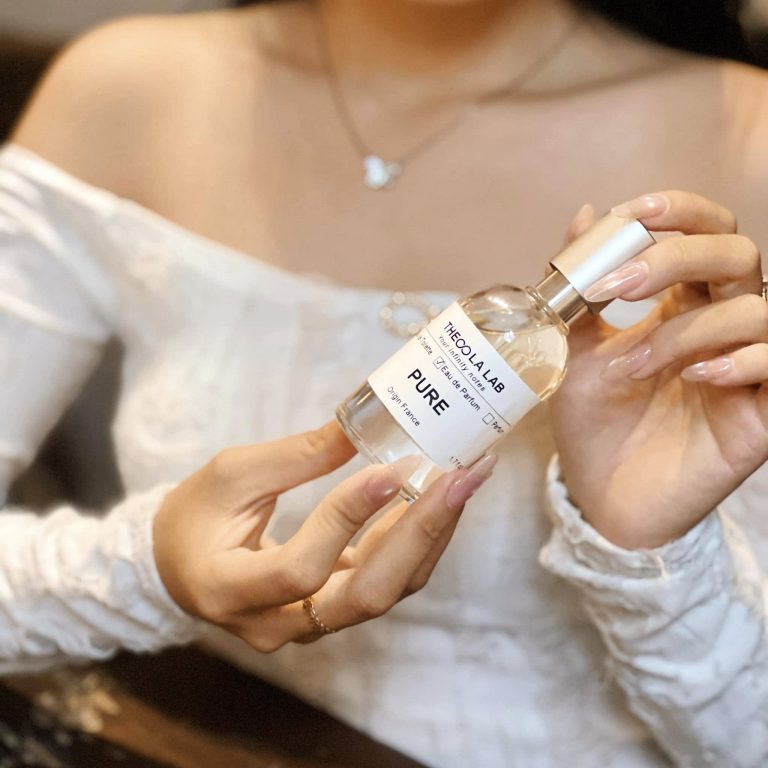 Xịt Nước Hoa Đúng Cách: Bí Quyết Lưu Hương Cả Ngày Dài