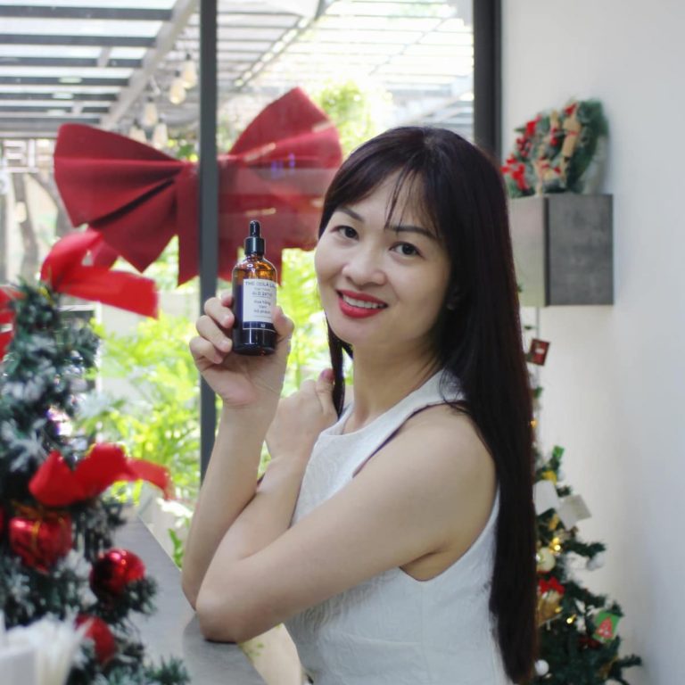 Xịt Nước Hoa Đúng Cách Cho Nữ: Bí Kíp Lưu Giữ Hương Thơm