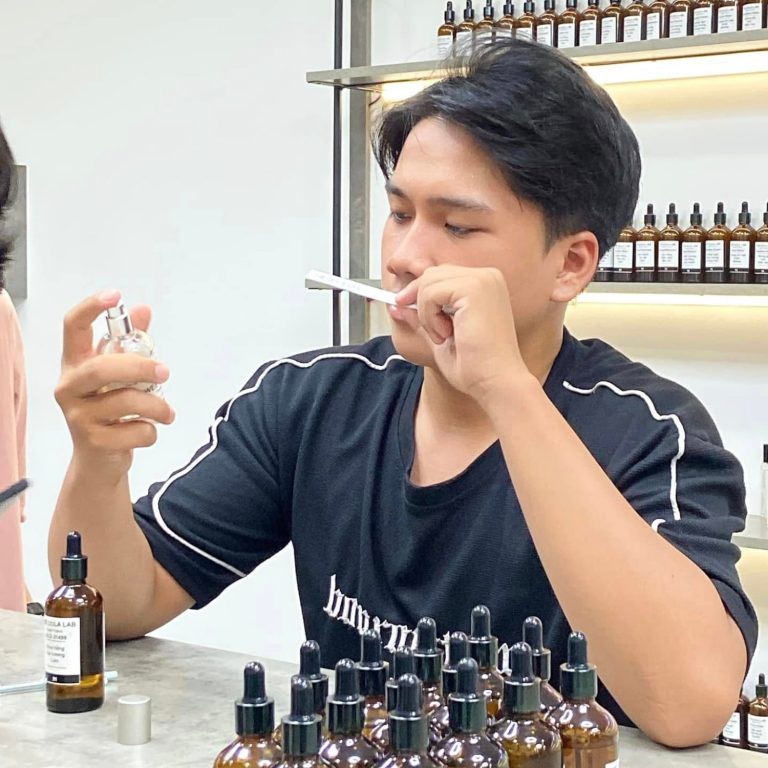Cách Xịt Nước Hoa Đúng Cách Cho Nam Giới – Bí Quyết Lưu Hương