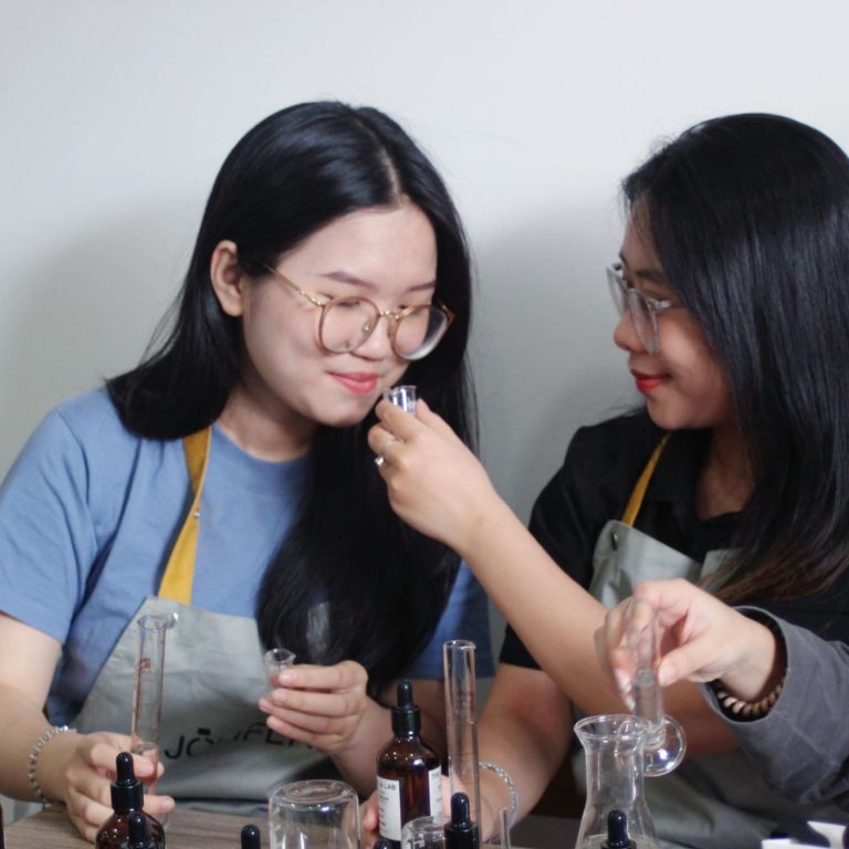 Điều Chế Nước Hoa Là Gì? Biến Mùi Hương Thành Nghệ Thuật